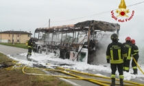 Le impressionanti foto dell'autobus divorato dalle fiamme a Codevigo