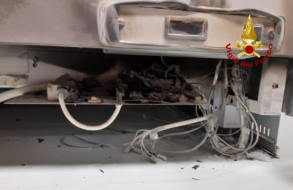 Il bancone frigo del supermercato prende fuoco a Camposampiero