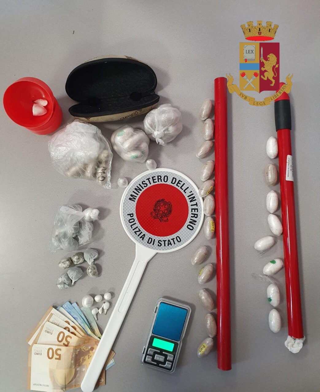 Il video della droga nascosta nel manico di scopa: arrestati due nigeriani