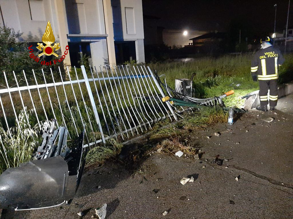 Distrugge con l’auto una ringhiera, la cabina elettrica e gli sfiati del gas: illeso