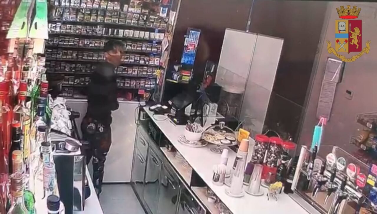 Le foto del ladro ludopatico con le meches: preso mentre “consumava” i Gratta e vinci rubati