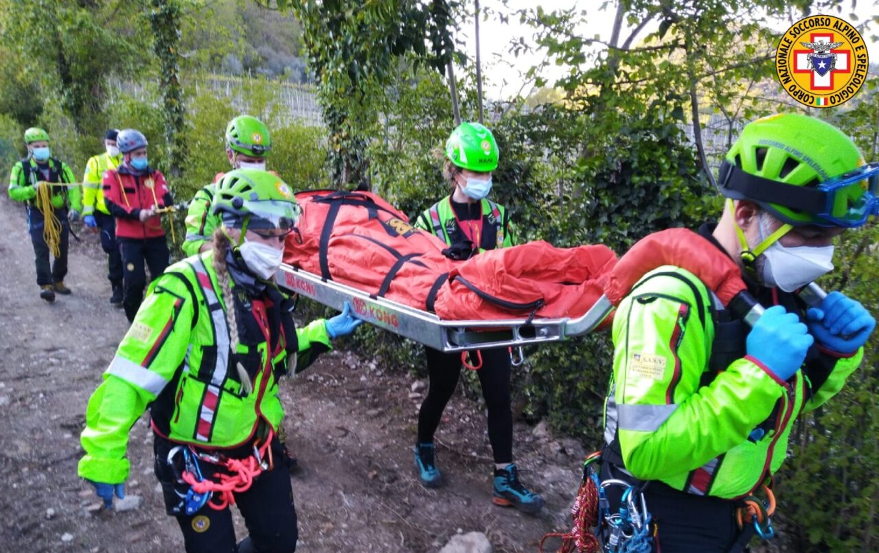 Scivola sul sentiero e si frattura la caviglia: soccorsa 48enne di Abano Terme
