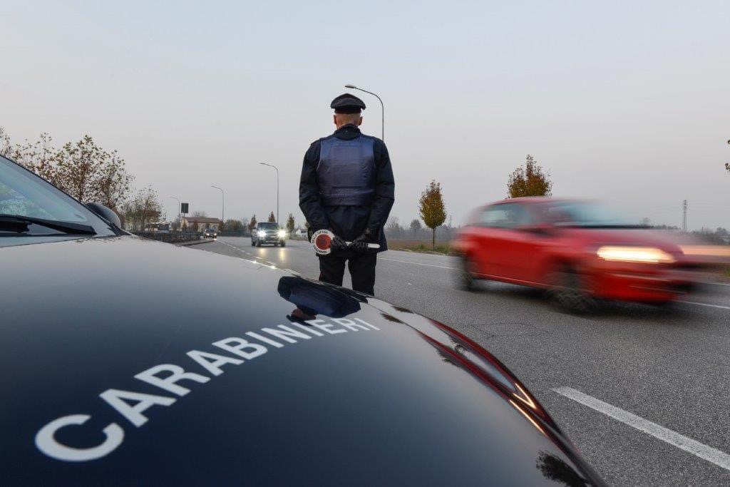Follia in tangenziale, 25enne fa “il tampone” alle altre auto: fermato e denunciato