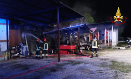 Le foto del ricovero automezzi andato a fuoco a Rovolon