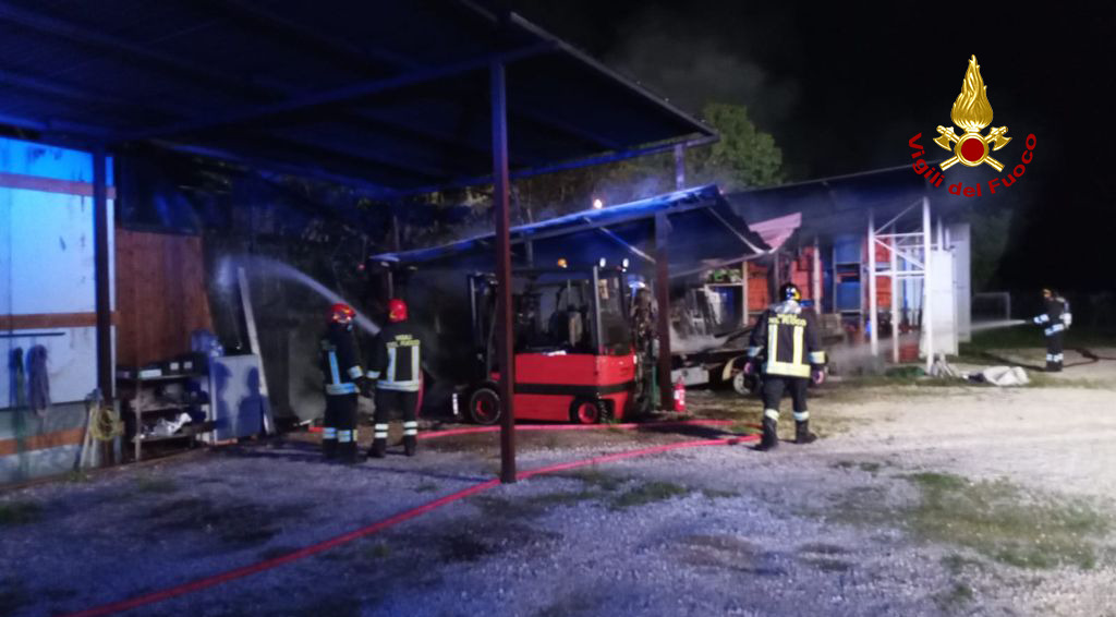 Le foto del ricovero automezzi andato a fuoco a Rovolon