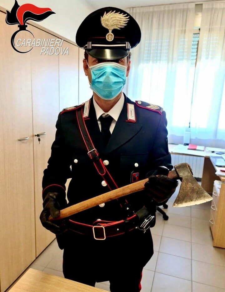Padova, minaccia la moglie con l’ascia: denunciato 52enne