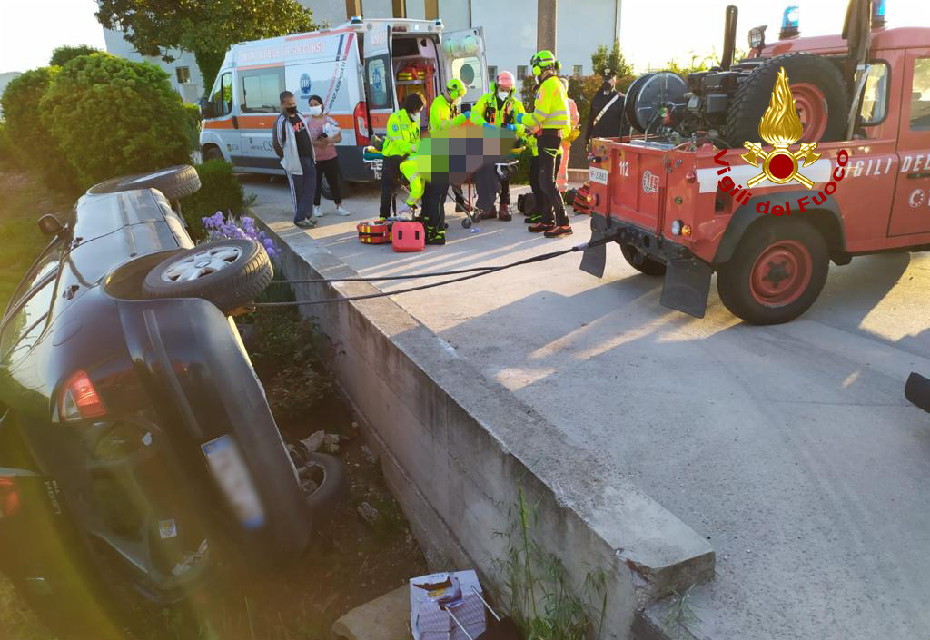 Le foto dell’auto rimasta incastrata tra il canale di scolo e un muretto: ferito grave estratto dal parabrezza
