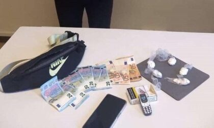 Spacciatore tunisino beccato con 50 dosi di cocaina vicino al centro commerciale "Il Borgo"
