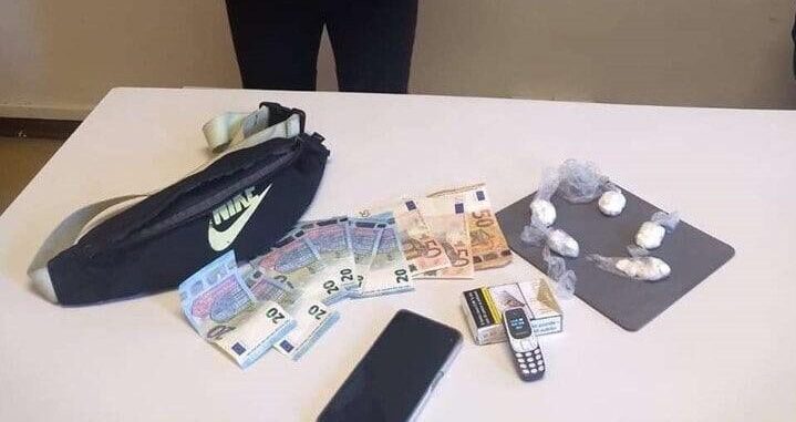 Spacciatore tunisino beccato con 50 dosi di cocaina vicino al centro commerciale “Il Borgo”