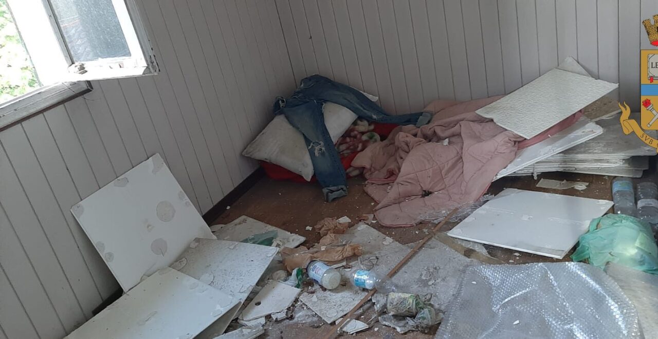 Casolare disabitato di via Chiesa Vecchia ripulito: era il “regno” del degrado