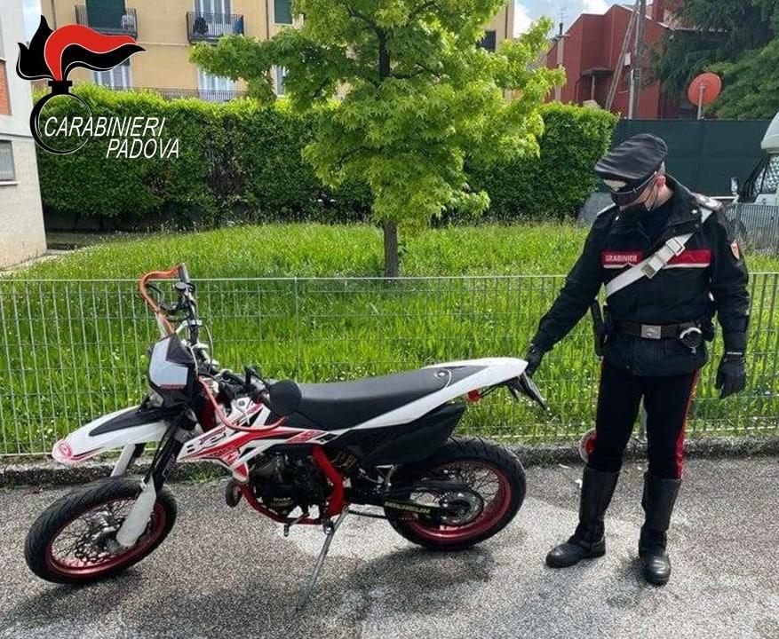 Minorenne non si ferma all’alt, accelera bruscamente e ferisce un Carabiniere