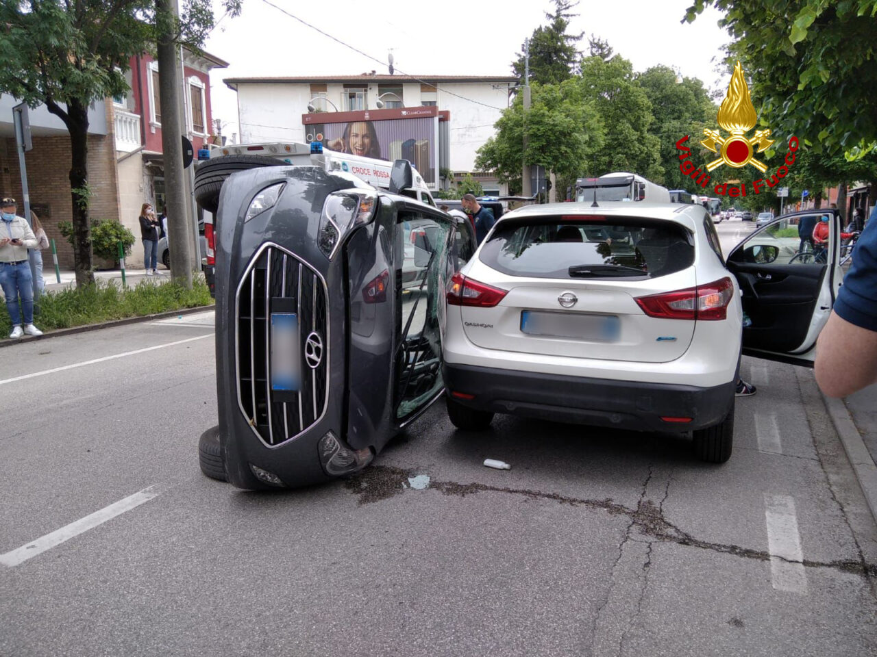 Tamponamento tra due auto a Padova: ferita una donna