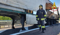 Le immagini del camion carico di materiale ferroso andato a fuoco lungo l'autostrada