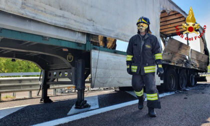 Le immagini del camion carico di materiale ferroso andato a fuoco lungo l'autostrada