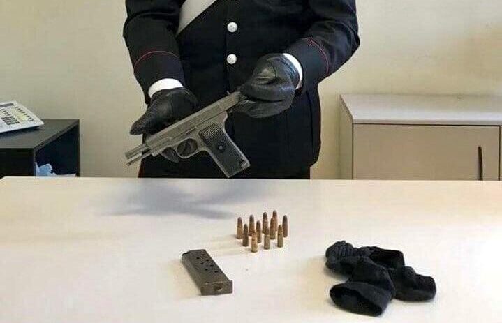 Nascondeva una pistola semiautomatica dell’esercito dell’ex Jugoslavia: 41enne in manette
