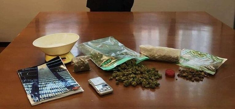 Trovato in possesso di marijuana e un quaderno con la “contabilità”: arrestato pusher
