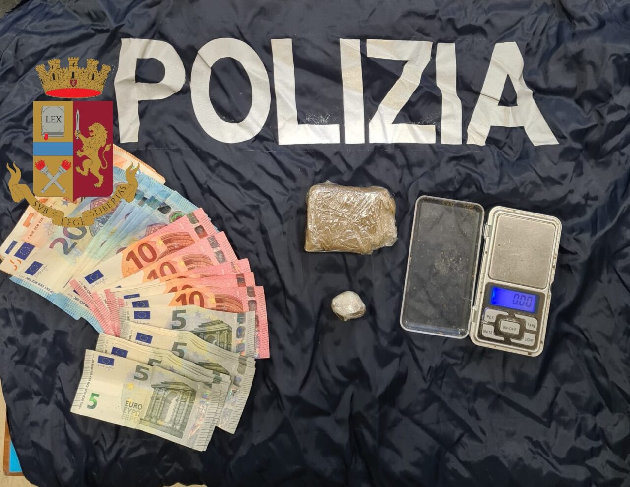 Contrabbando di sigarette e spaccio di droga, fine settimana di super lavoro per la Polizia