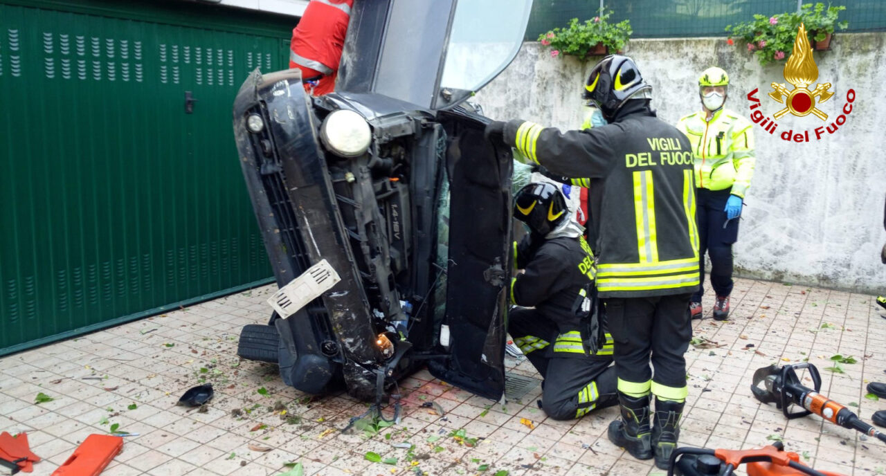 Perde il controllo dell’auto e piomba sulla rampa dei garage: 51enne ferito gravemente