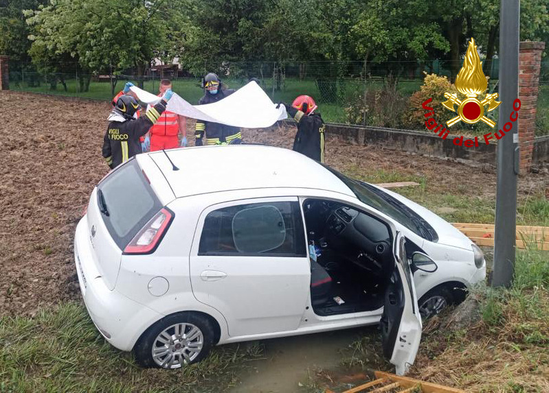 Malore in auto, perde il controllo e va fuori strada: addio Andrea