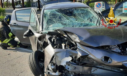 Le foto del tremendo scontro tra auto e furgone a Padova: una donna in ospedale