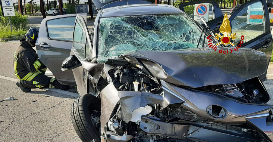 Le foto del tremendo scontro tra auto e furgone a Padova: una donna in ospedale