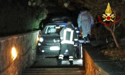 Le incredibili foto dell'auto rimasta bloccata nella scalina della passeggiata "Petrarca"