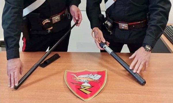 Fermato per un controllo, in auto aveva uno sfollagente retrattile in metallo e una mazza in ferro