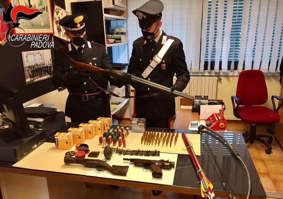 La “santabarbara” di Campodoro, arrestato un 64enne: doppietta rubata e persino una bomba a mano nel suo arsenale