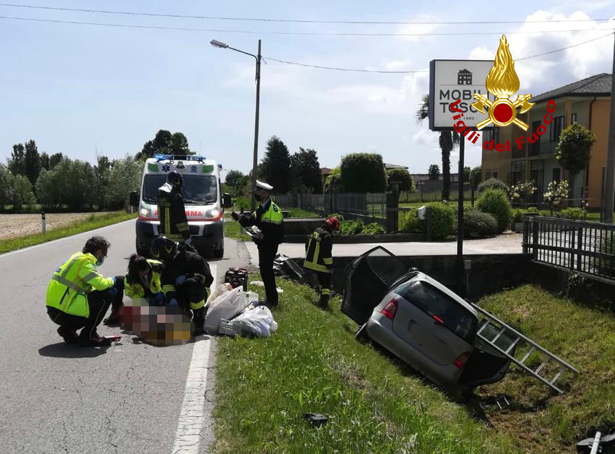 Incastrata nell’auto dopo il fuoristrada nel canale: anziana estratta dalle lamiere