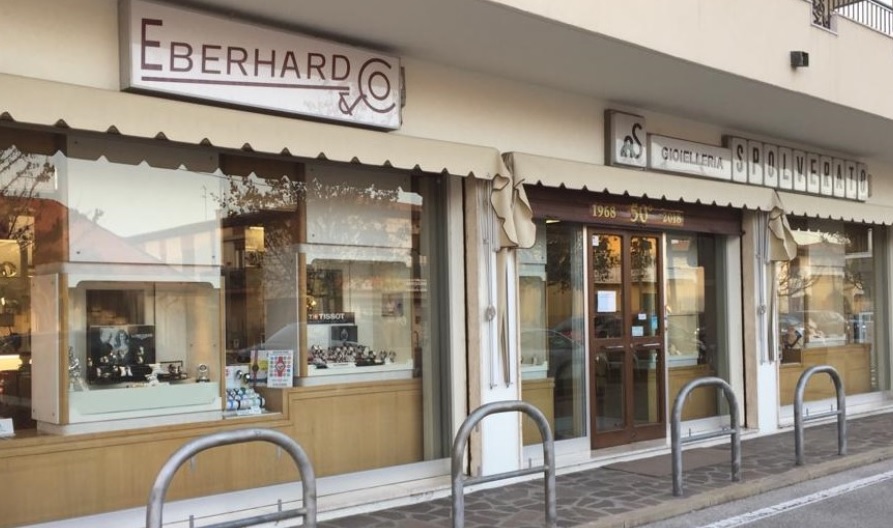 Provano a sfondare il muro per rubare alla gioielleria “Spolverato” ma sono costretti a fuggire a mani vuote