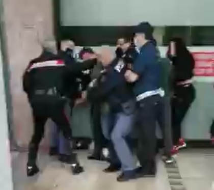 Far West Padova, il video della folle rissa in piazza Duomo