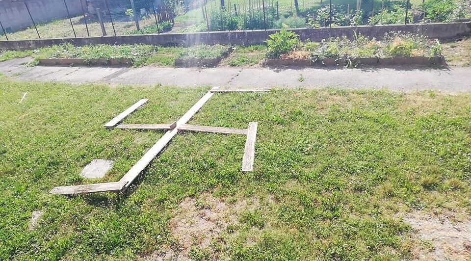 Svastica nel giardino della scuola, il sindaco: “Fatevi avanti e chiedete scusa”