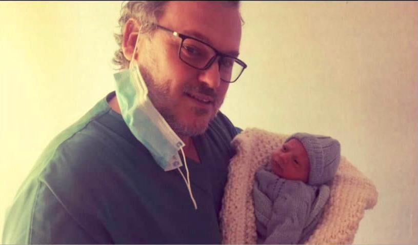 Luigi, l’ostetrico che ha fatto nascere i suoi figli e altri 5mila bambini
