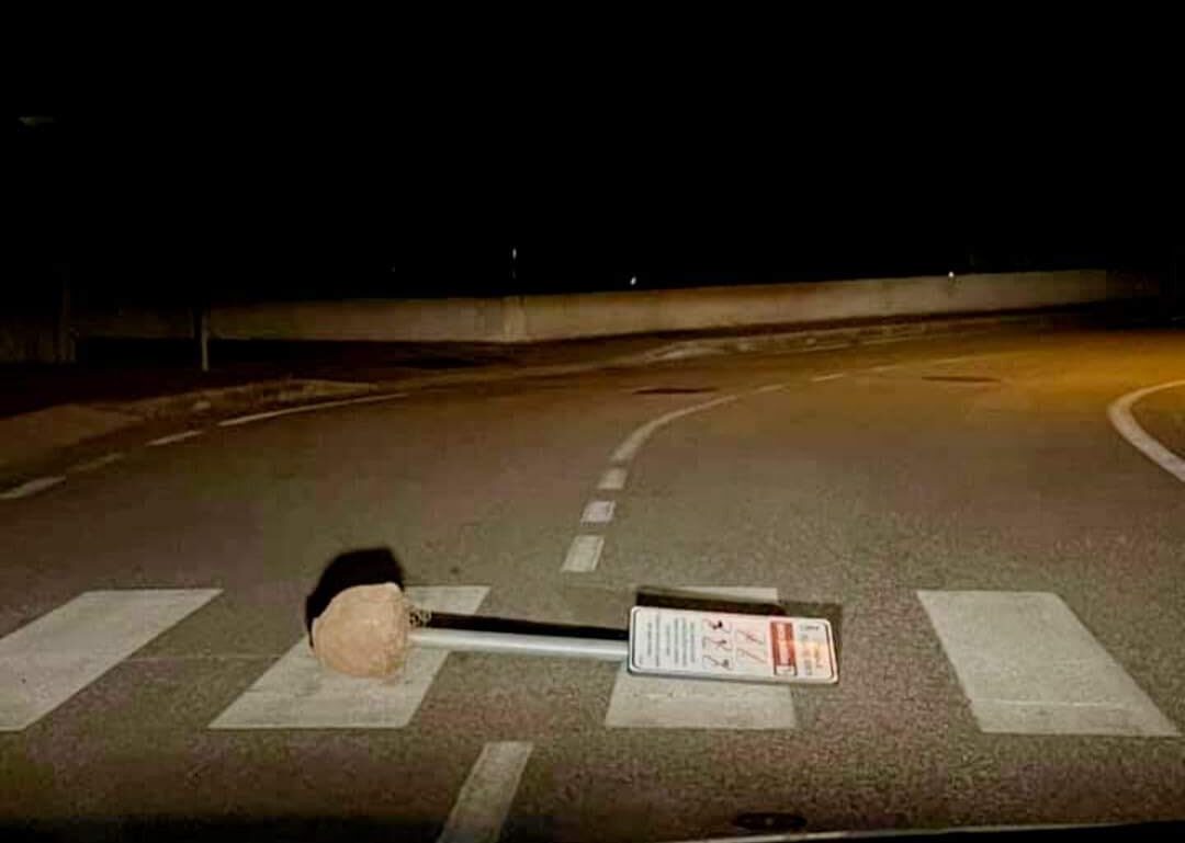 Follia a Villa del Conte, sradicano il cartello e lo lasciano in mezzo alla strada: “Poteva uccidere”