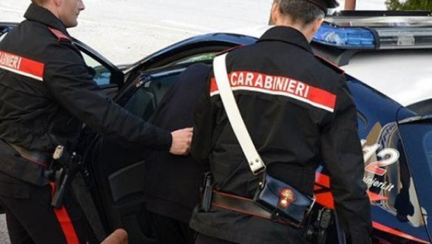 Prima picchia un tabaccaio, poi se la prende con un passante e gli ruba i pantaloni
