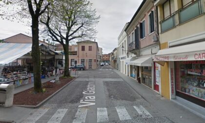 Vuole le scarpe dell'amica giovanissima e tenta di rubarle: si scatena una lite violenta