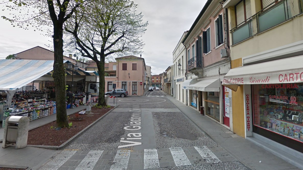 Vuole le scarpe dell’amica giovanissima e tenta di rubarle: si scatena una lite violenta