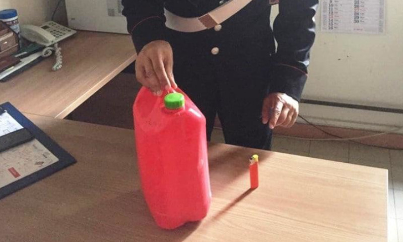 Prende di mira un anziano disabile e lo cosparge di benzina