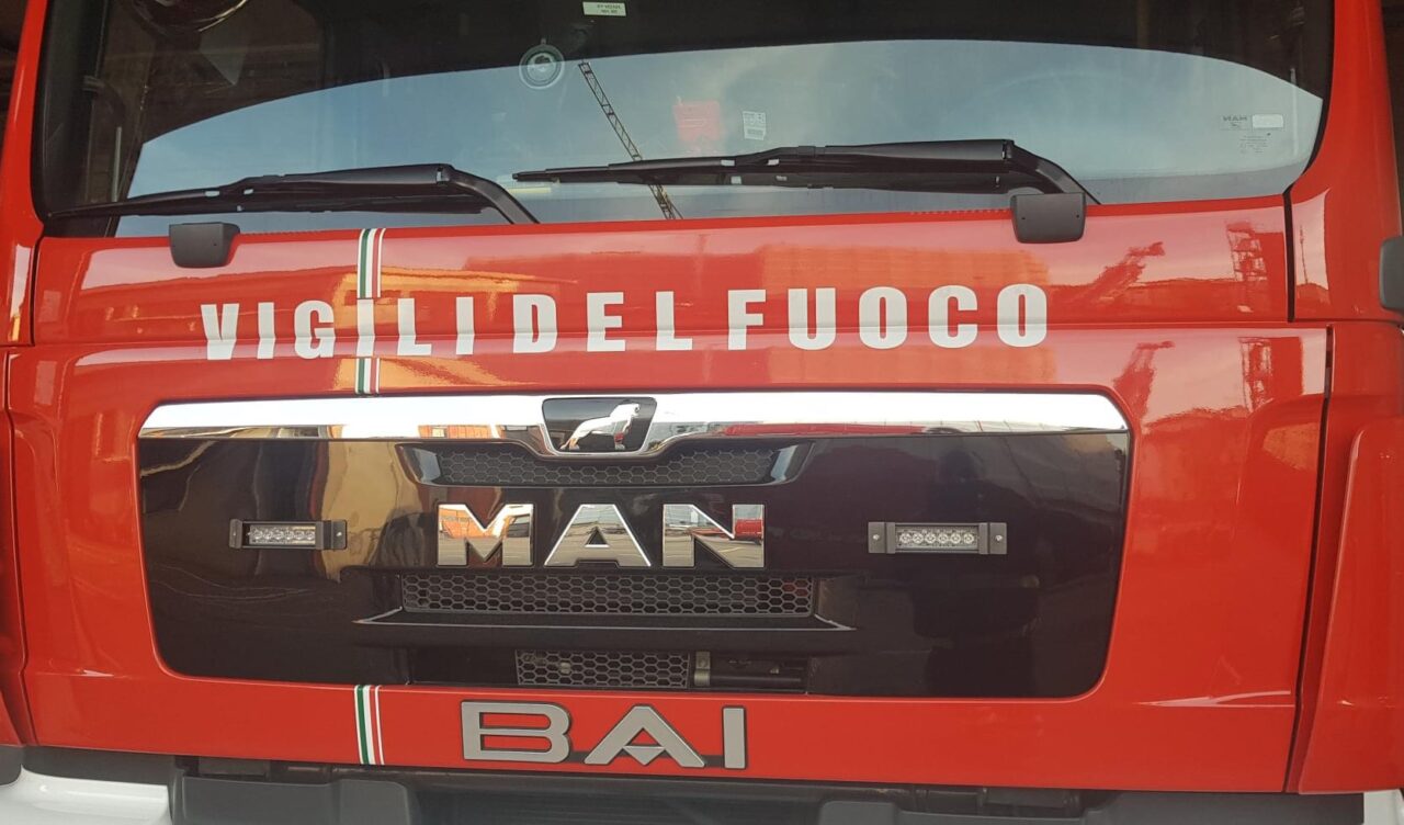 Padova, ultraleggero in fase di atterraggio precipita fuori dall’aeroporto “Allegri”: morto carbonizzato il pilota