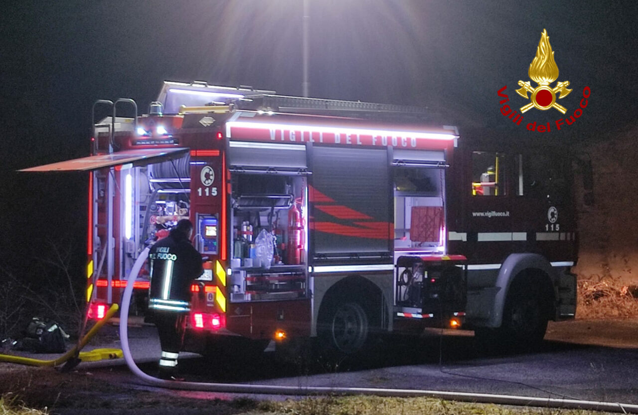 Il barbecue non è ben spento e scoppia l’incendio: nottata di paura a Loreggia