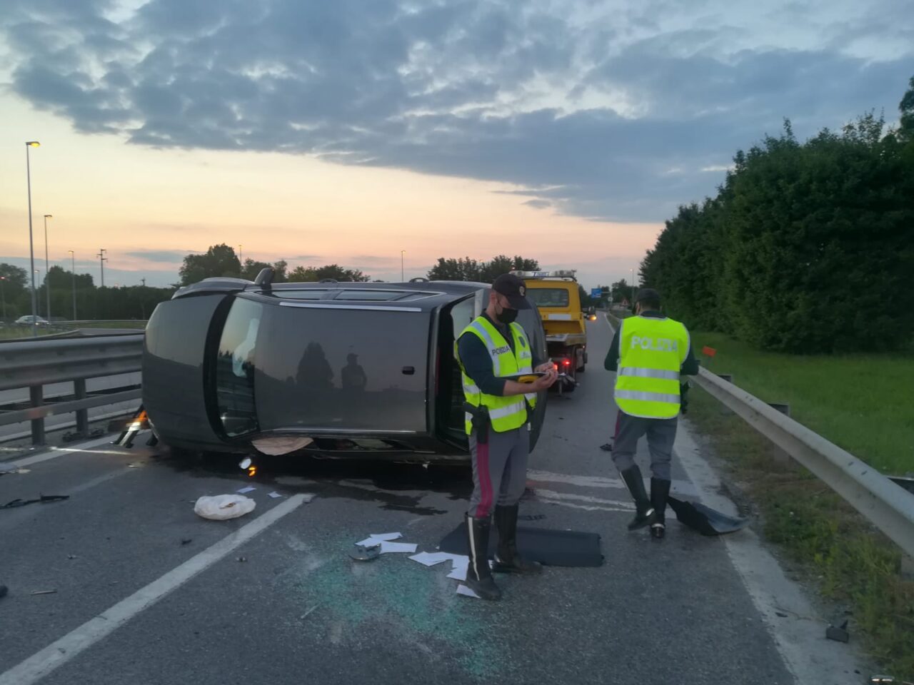 Auto rovesciata sulla carreggiata, tangenziale ovest bloccata