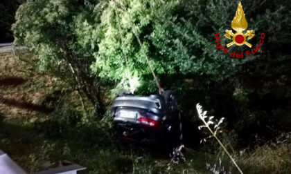 Svincolo di via Chiesanuova, le foto dell'auto volata fuori strada nella notte: un ferito