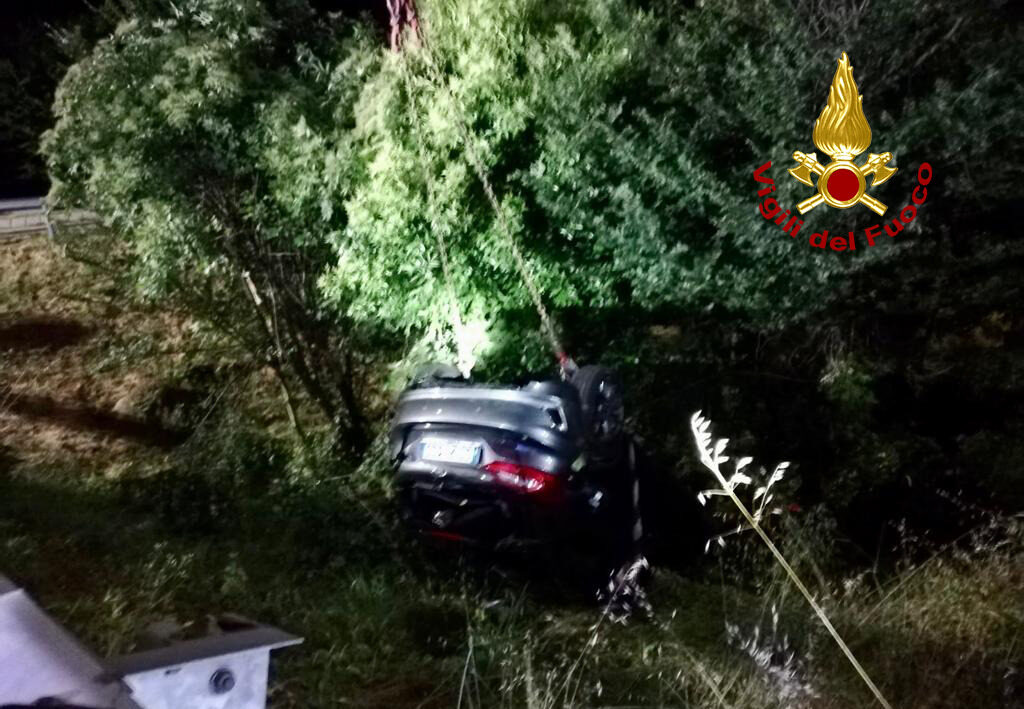 Svincolo di via Chiesanuova, le foto dell'auto volata fuori strada nella notte: un ferito