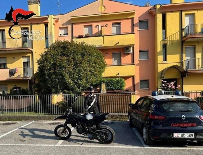 Piazzola, stava già "smantellando" l'Aprilia rubata la notte prima: 18enne denunciato