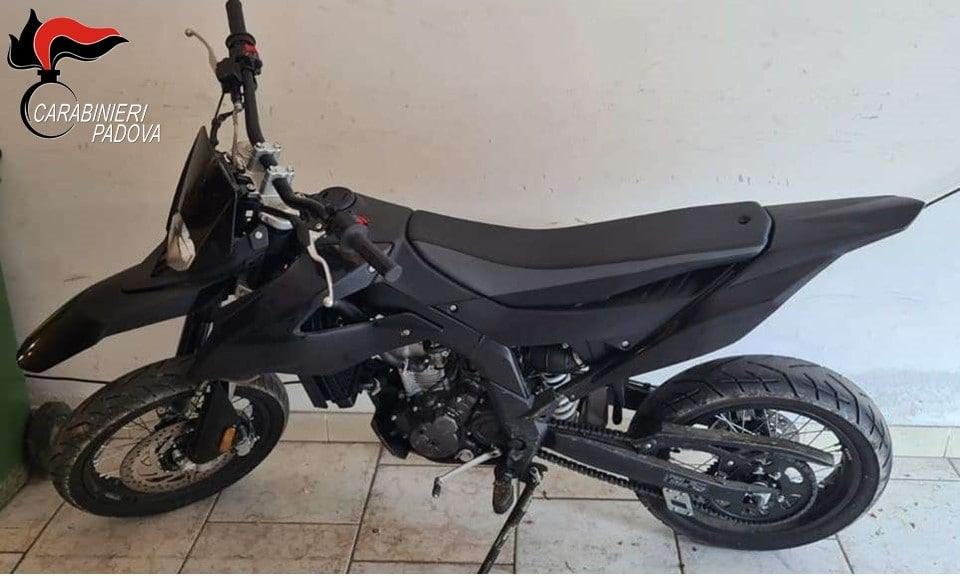 Piazzola, stava già “smantellando” l’Aprilia rubata la notte prima: 18enne denunciato