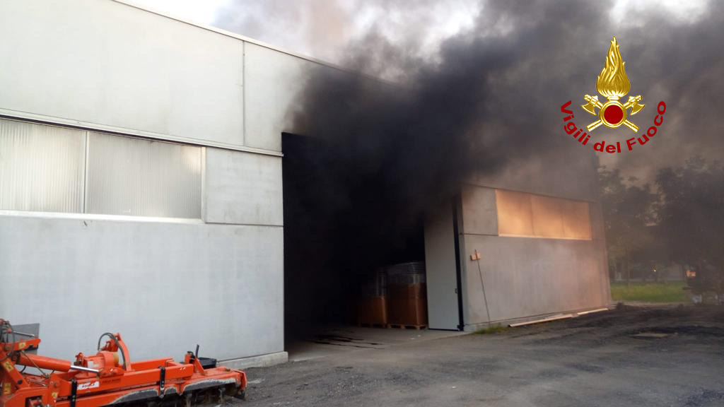 Paura per la colonna di fumo nero a Villafranca Padovana: aveva preso fuoco un mezzo agricolo