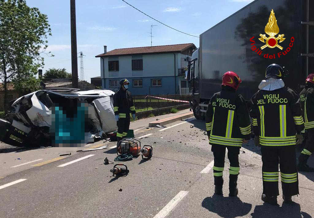 Le foto del tremendo frontale di Borgo Veneto: morto un 52enne