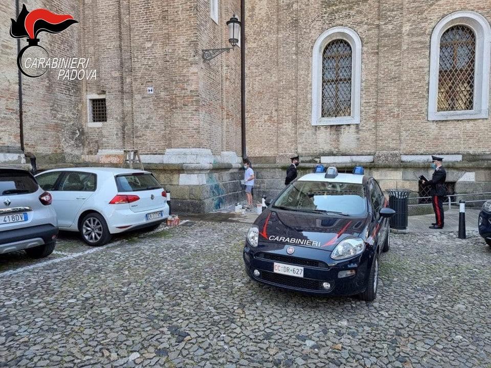 Disegnano delle figure falliche sulla facciata del Duomo: nei guai 3 ragazzi tra cui una minorenne