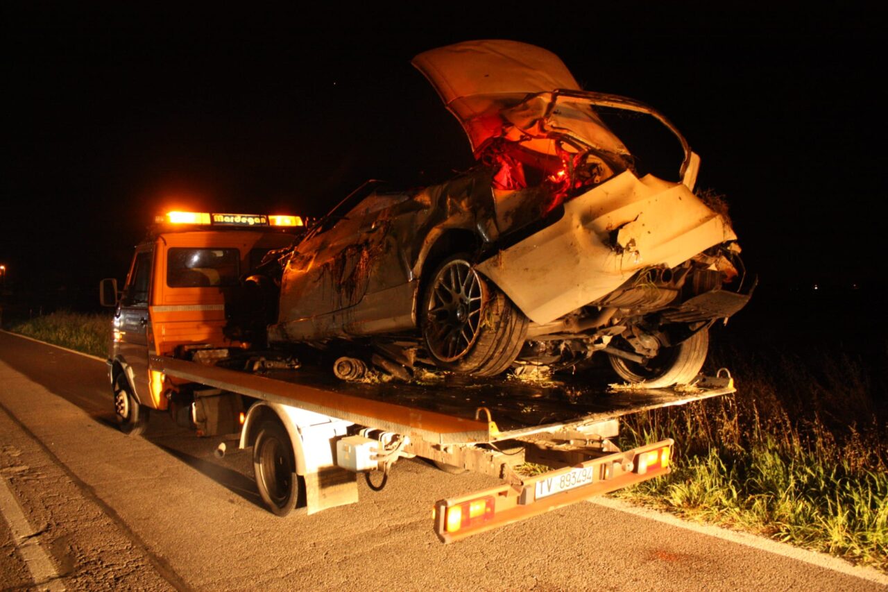 Folle corsa nella notte, perdono il controllo dell’auto: due persone ferite di cui una grave