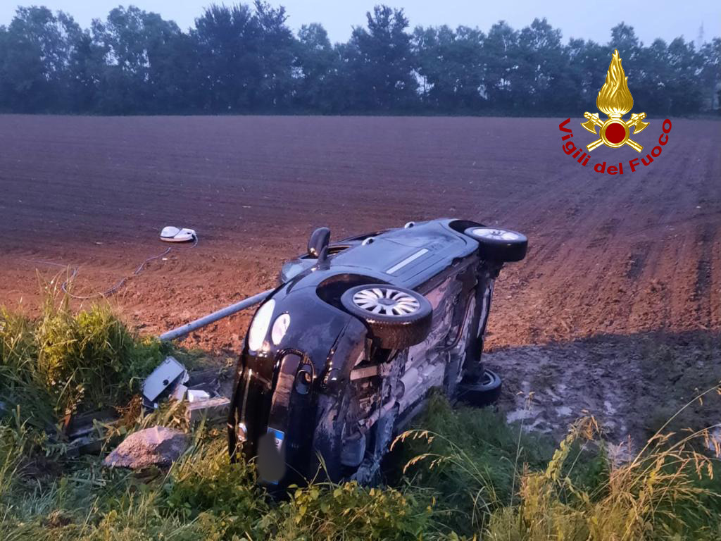 Mamma fuori strada con la figlia di due anni: probabile colpo di sonno